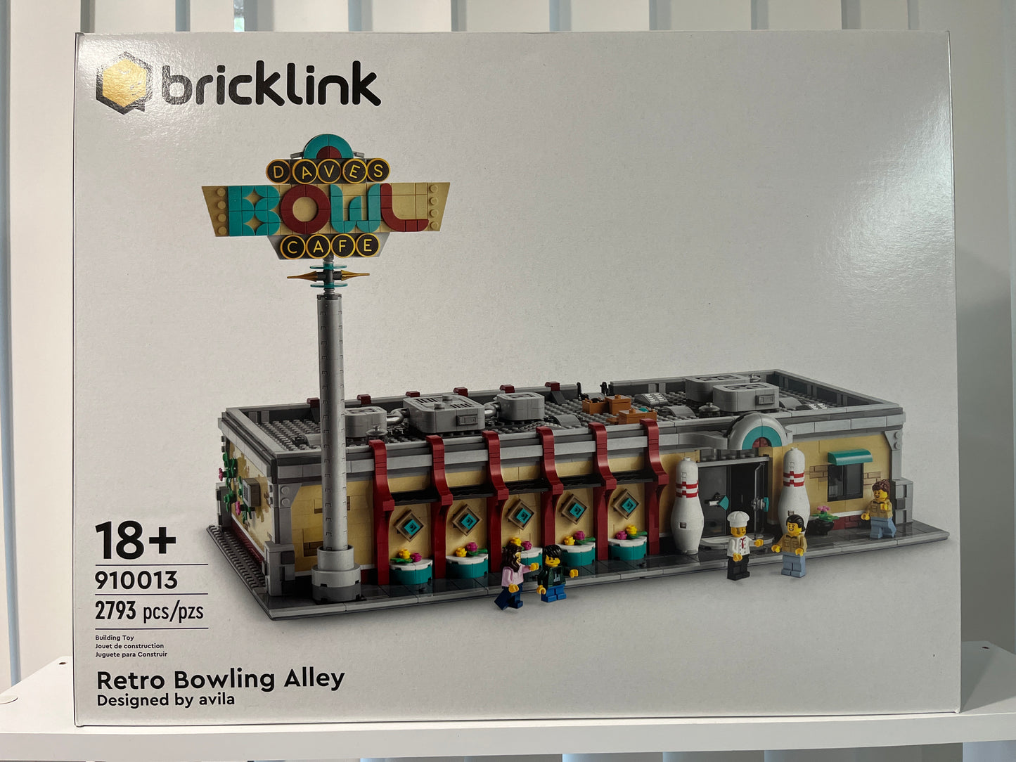 910013 Retro Bowling Alley