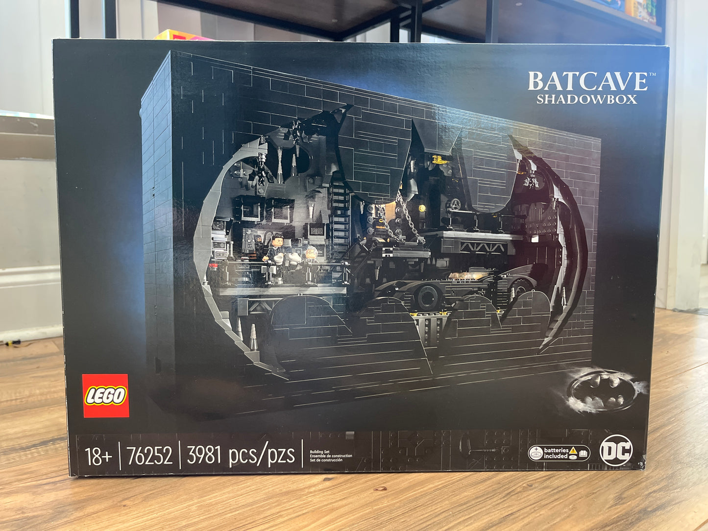 76252 Batcave Shadow Box