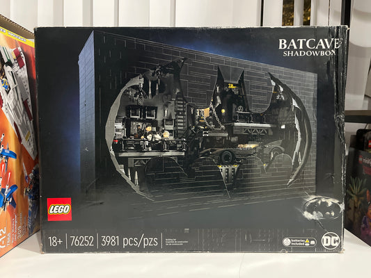 76252 Batcave Shadow Box