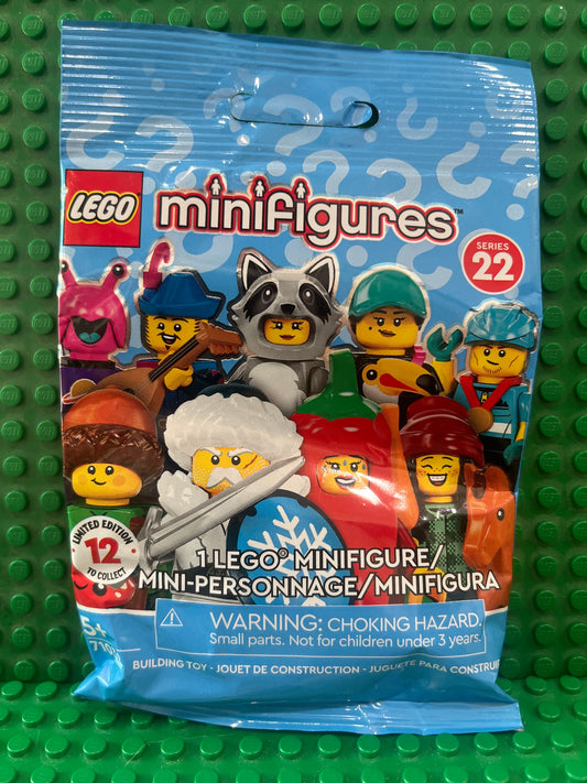 71032 Minifigure, Series 22 (Complete Random Set of 1 Minifigure)