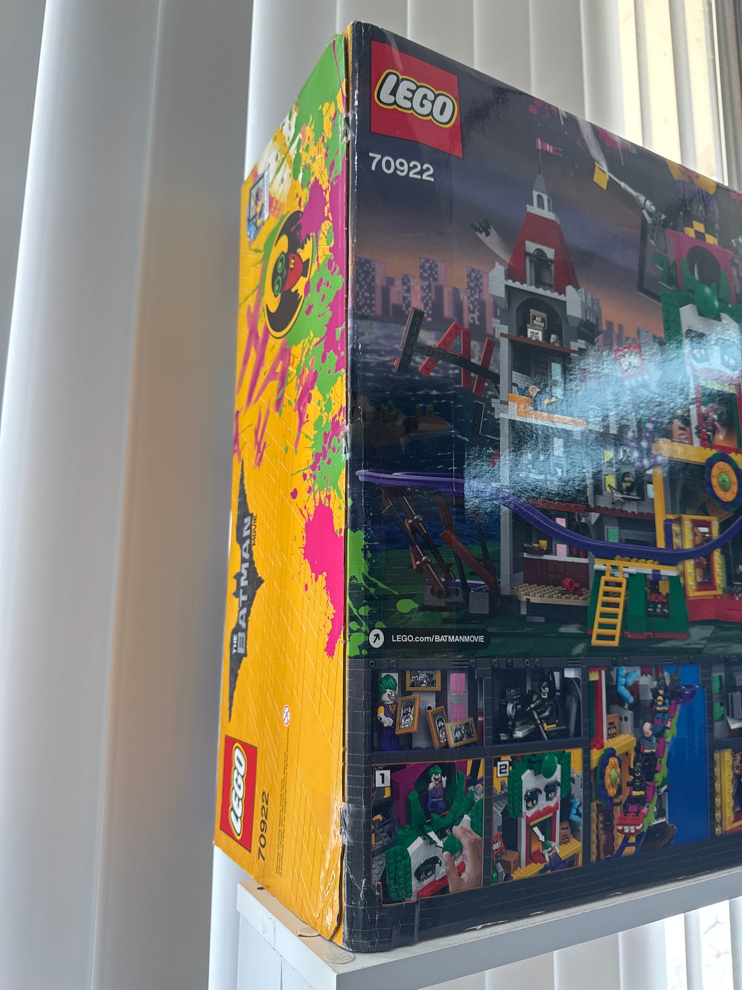 70922 The Joker Manor ( has shelfwear)