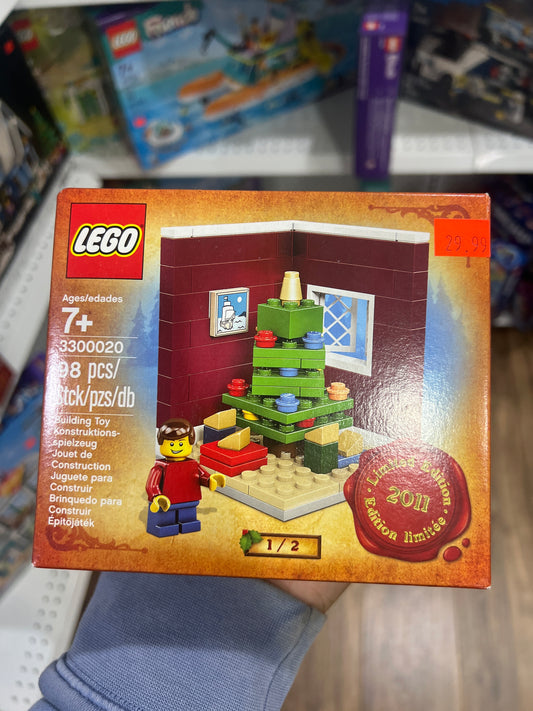 3300020 Christmas Tree Scene (Limited Edition 2011 Holiday Set (1 of 2))