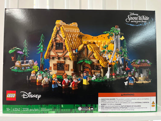 43242 Snow White and the Seven Dwarfs' Cottage