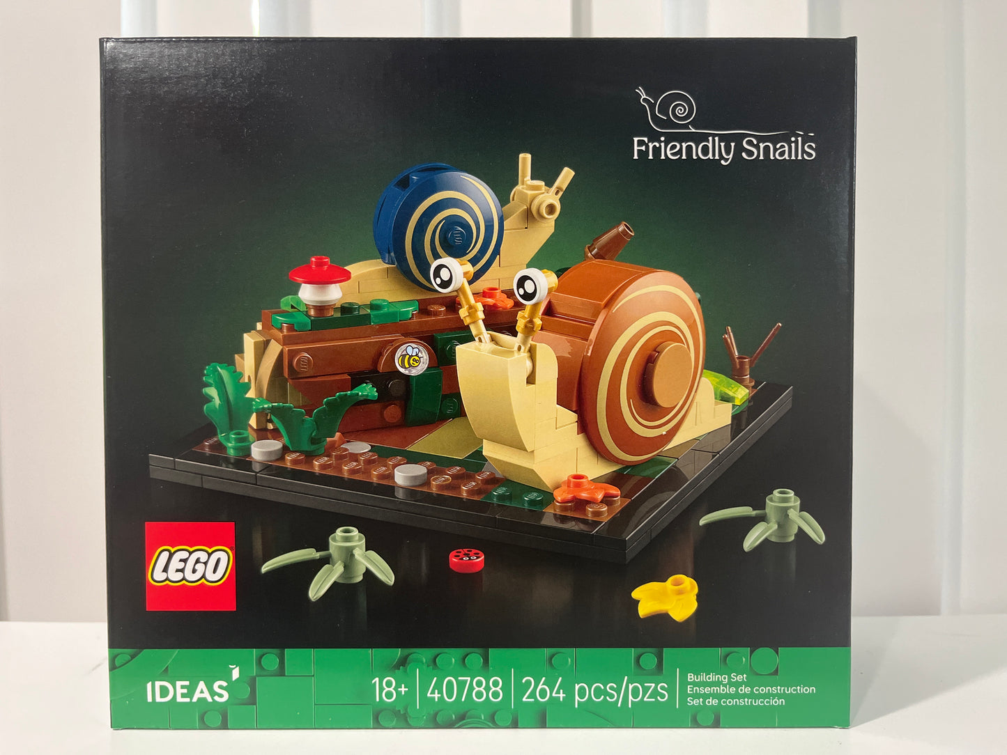 40787 Friendly Snails