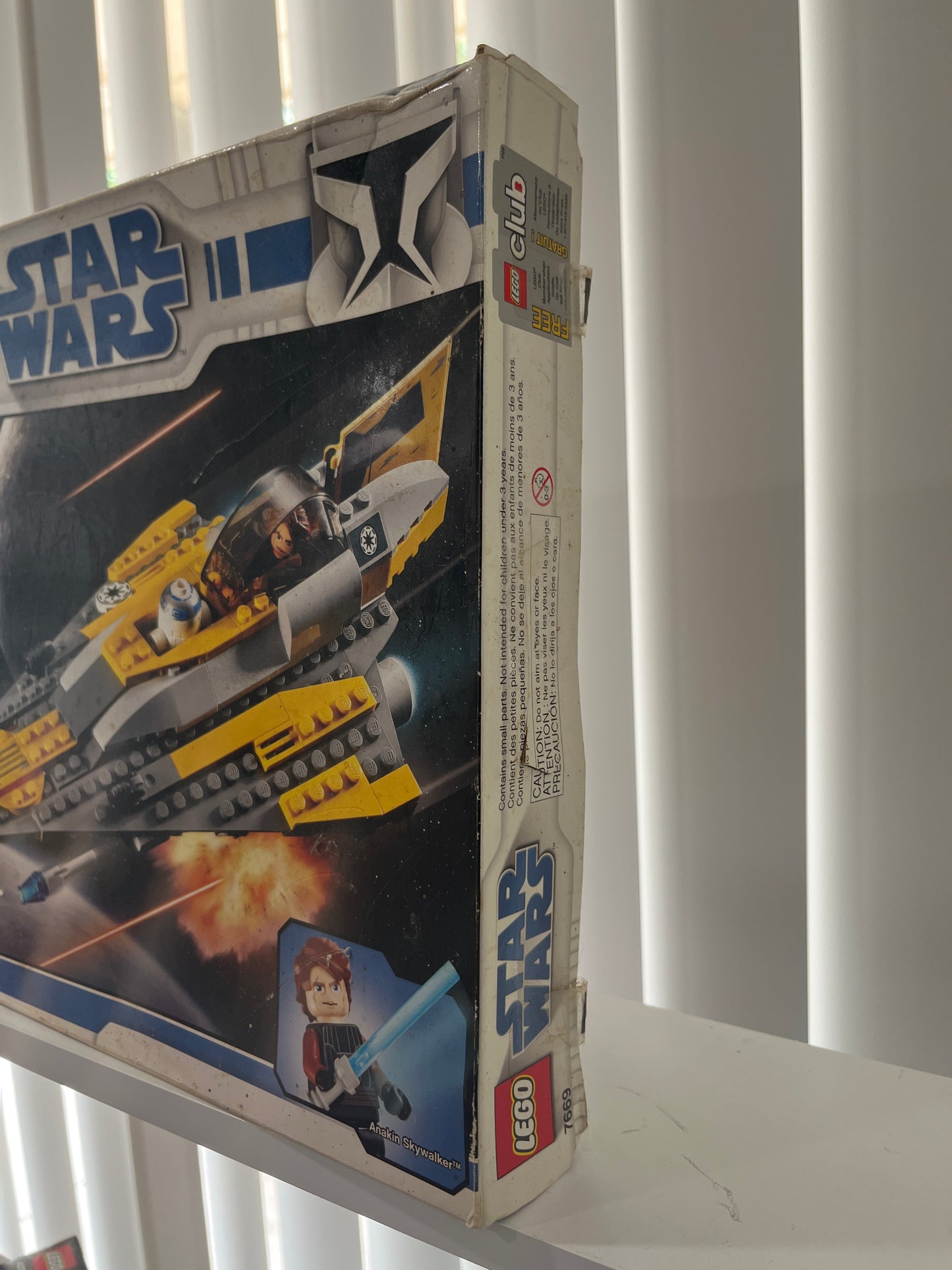 7669 Anakin’s Jedi Starfighter (Damaged Box)