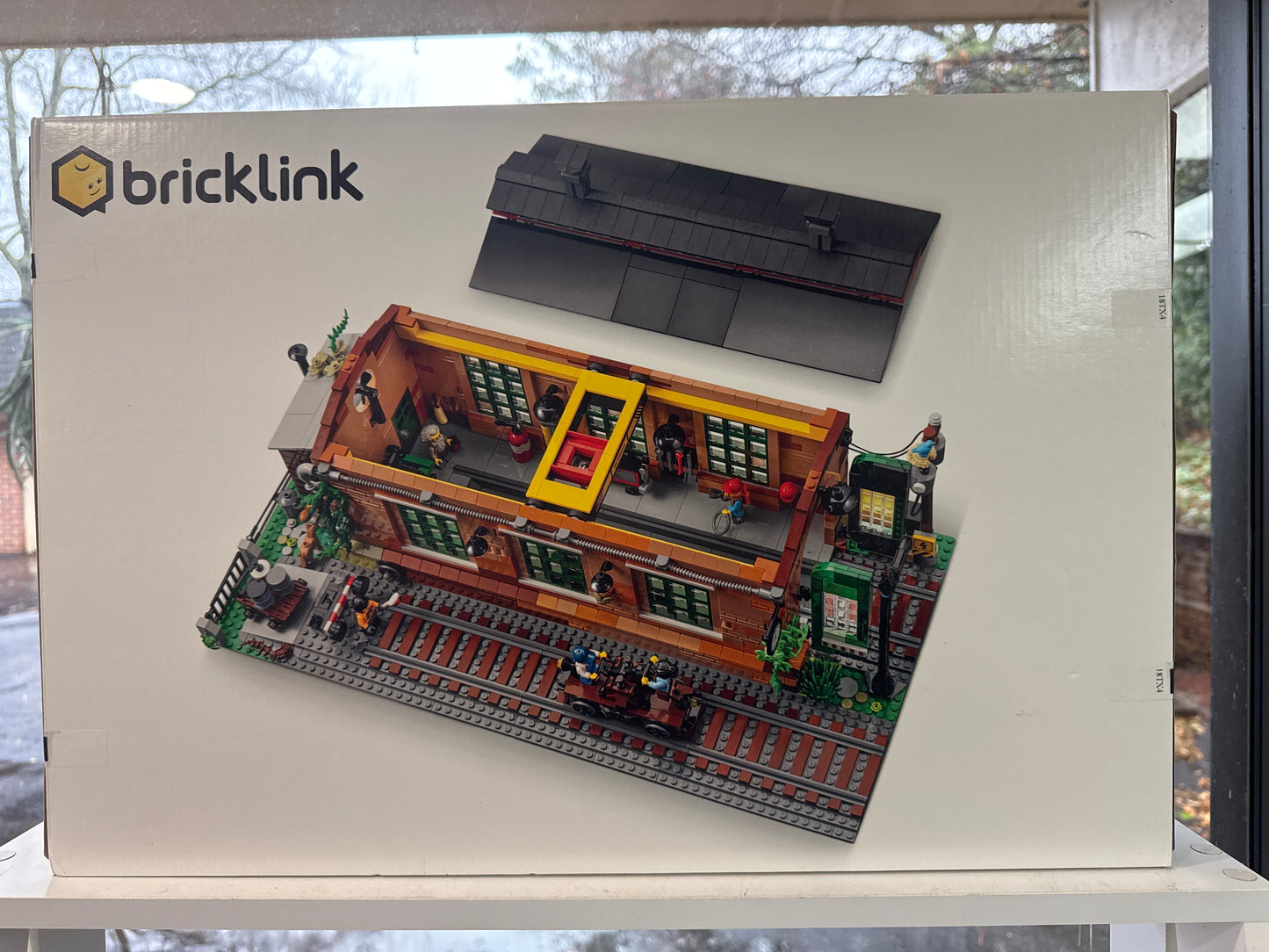 910033 Old Train Engine Sheed