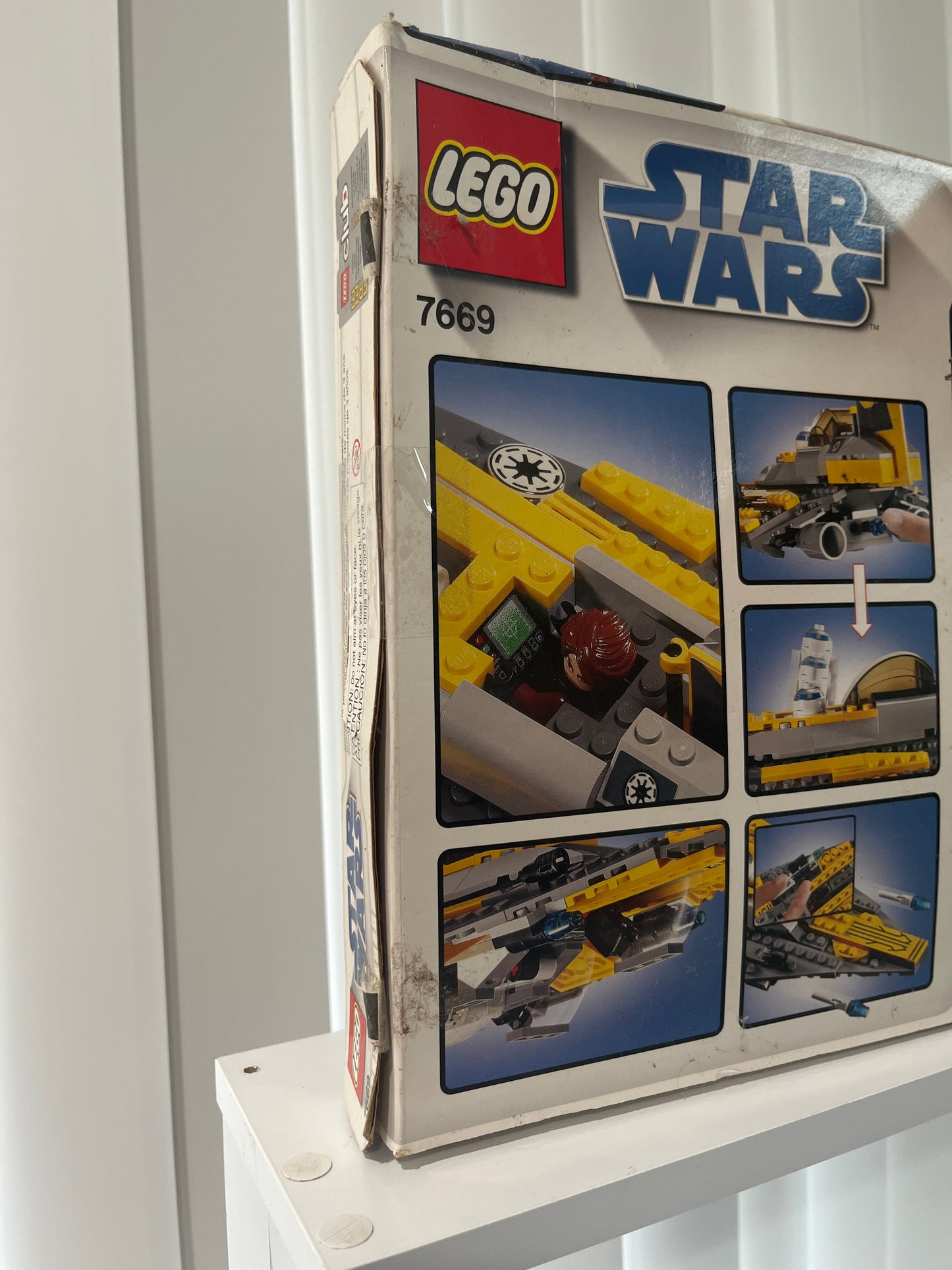 7669 Anakin’s Jedi Starfighter (Damaged Box)