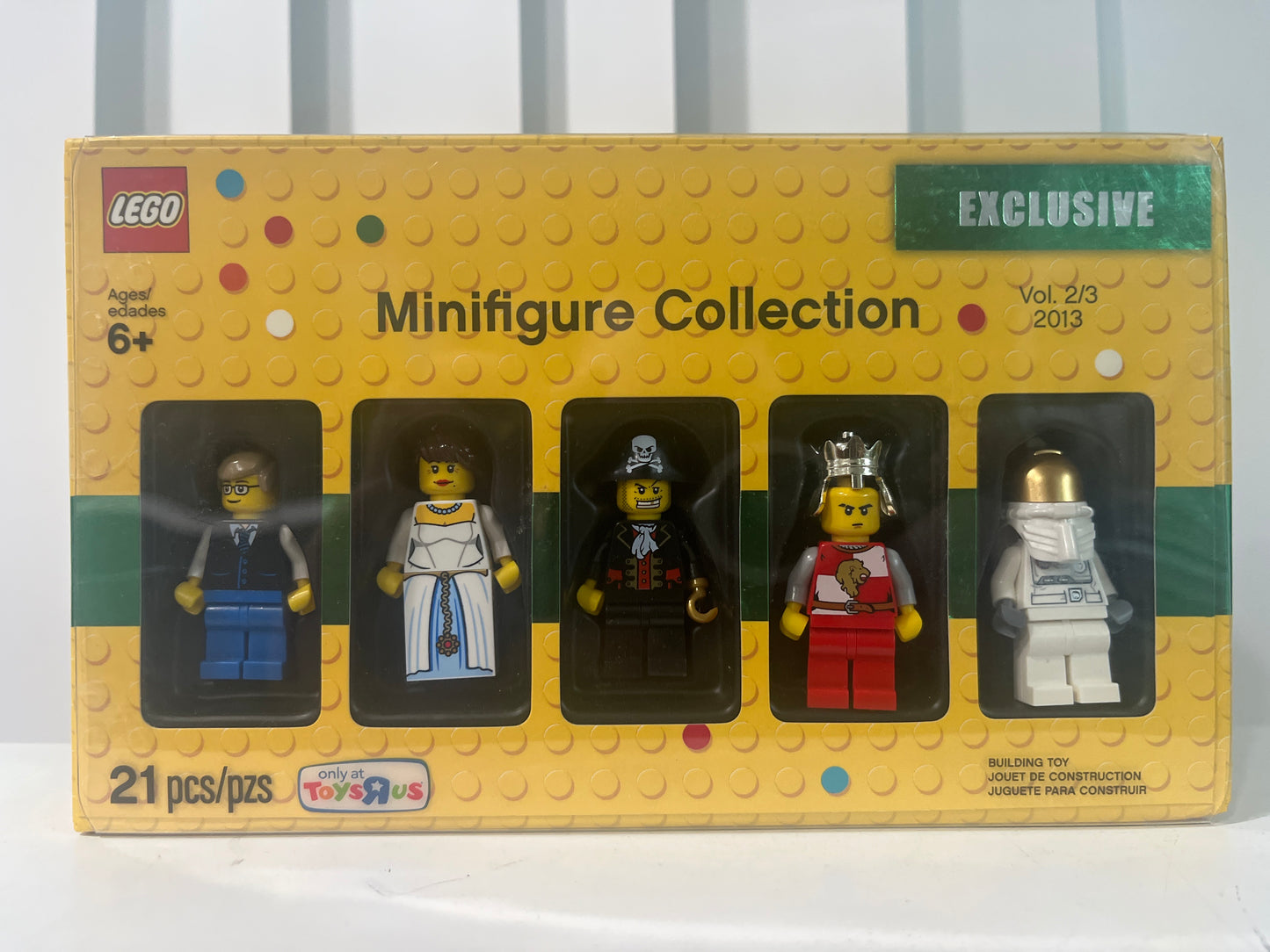 5002147 Minifigure Collection Vol. 2/3 2013 (Toys "R" Us Exclusive)