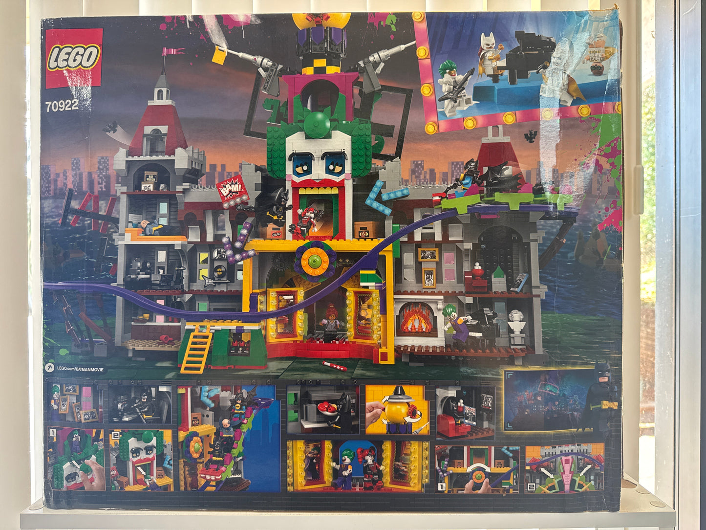 70922 The Joker Manor ( has shelfwear)